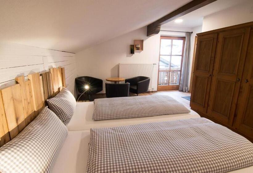 带阳台的三人标准间, Mellow Mountain Hostel