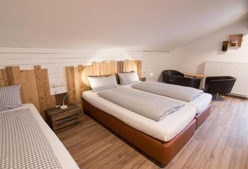 带阳台的三人标准间, Mellow Mountain Hostel