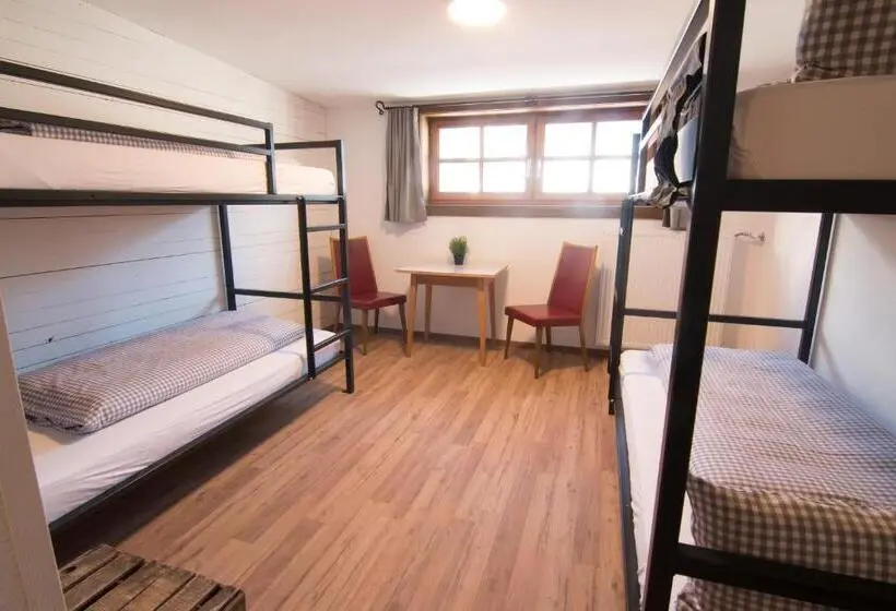ルームシェアのワンベッド, Mellow Mountain Hostel