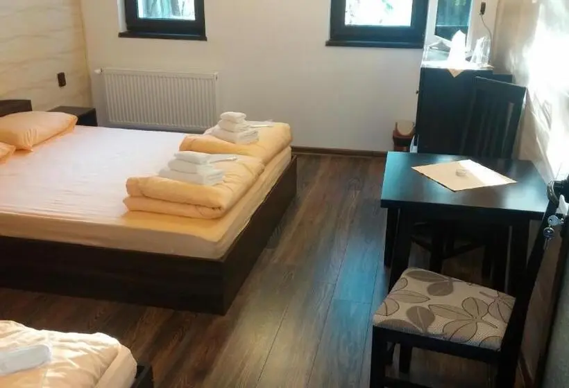 Habitació Triple Clàssica, Complex Friends