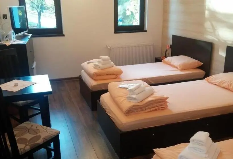 Habitació Triple Clàssica, Complex Friends