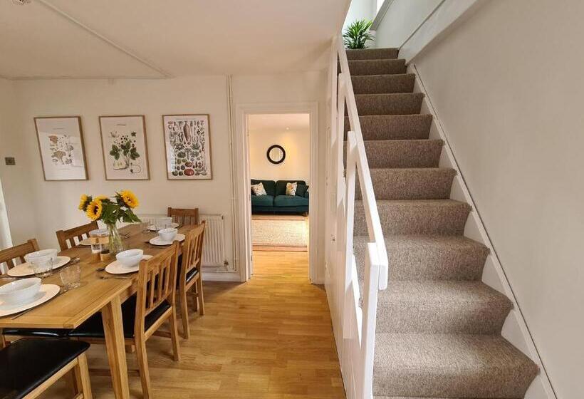 3间卧室的房子, The Godwins