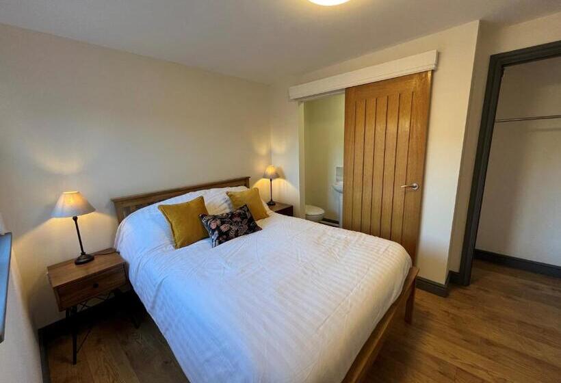 3间卧室的房子, The Godwins