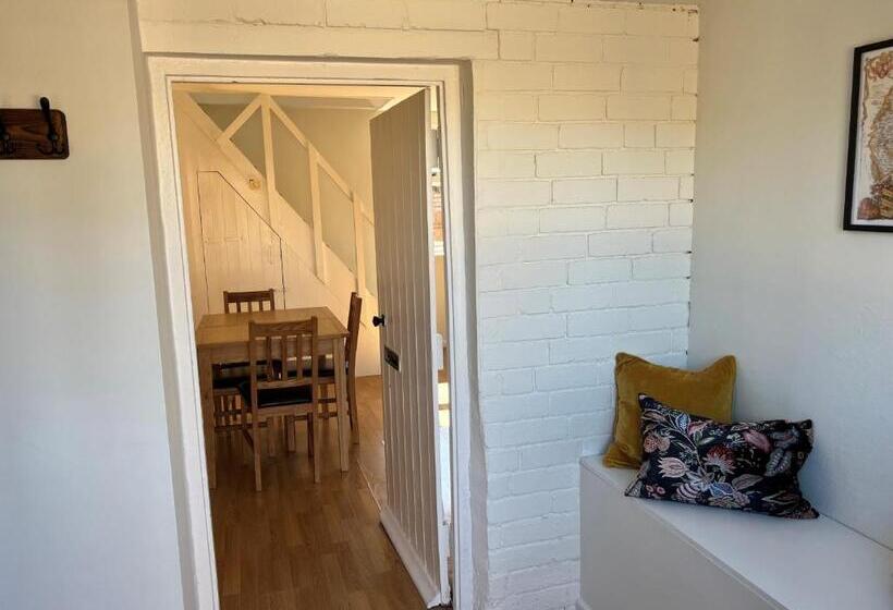 3间卧室的房子, The Godwins