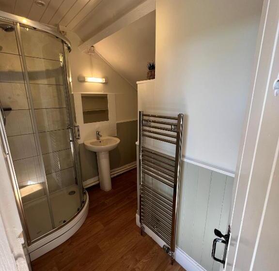 3间卧室的房子, The Godwins