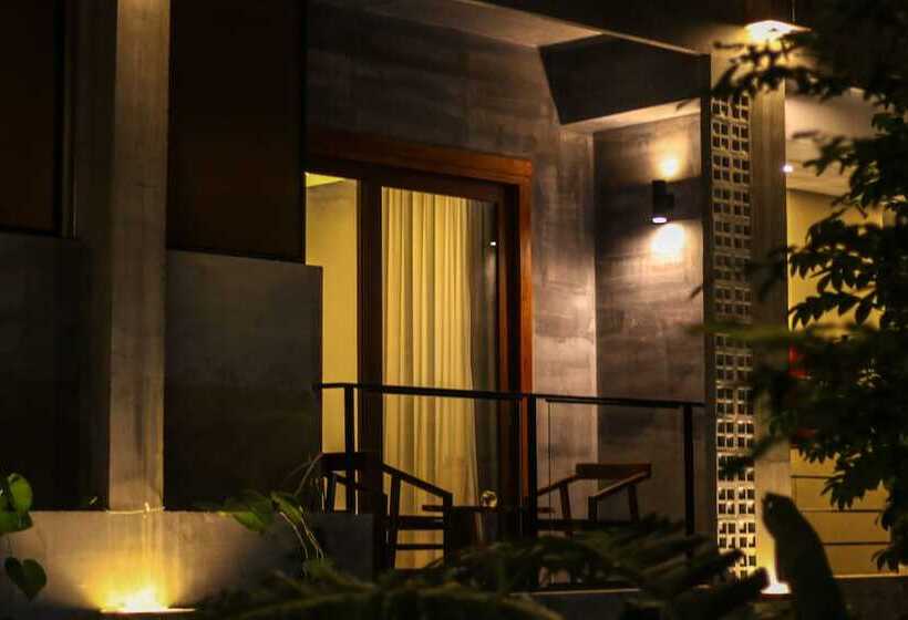 اتاق خانوادگی, Sarina Boutique