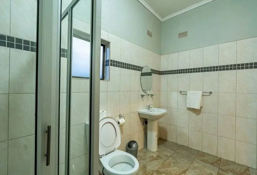 اتاق استاندارد سه نفره, Dzimbahwe Guest Lodge