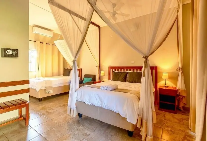 اتاق استاندارد سه نفره, Dzimbahwe Guest Lodge
