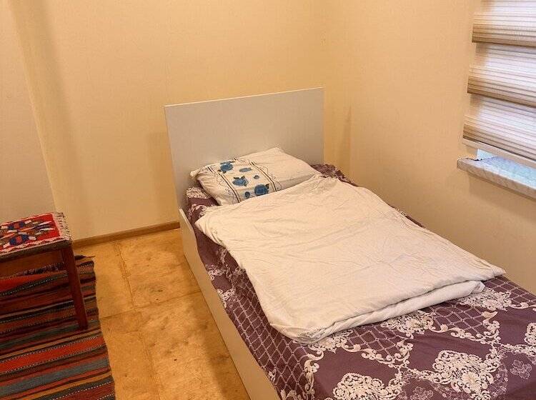 اتاق اکونومی, Sovet Hostel