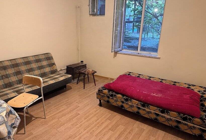 Economy Zimmer, Sovet Hostel