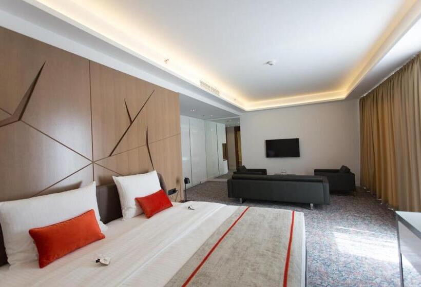 جناح سرير كينج, Austria & Bosna