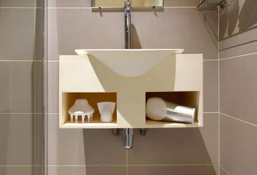 غرفة عائلية, The Klagan Riverson Hotel & Residence