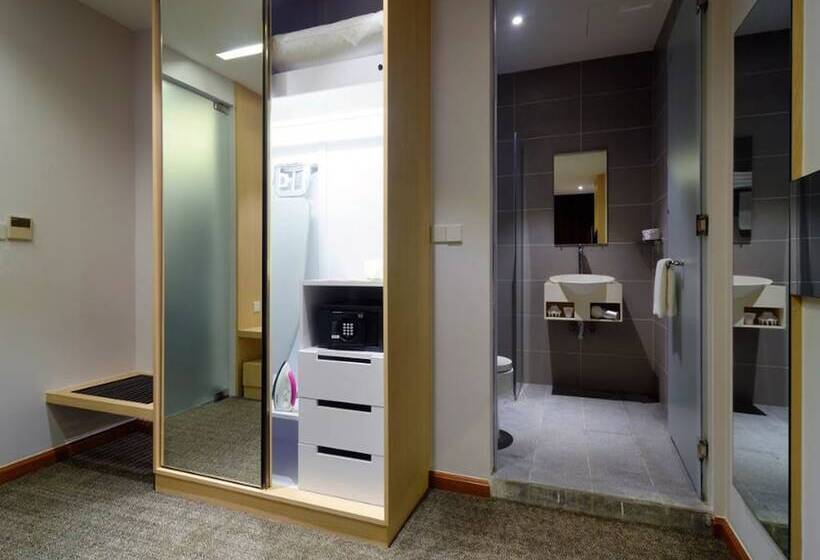 جناح, The Klagan Riverson Hotel & Residence