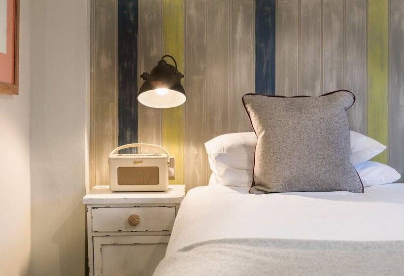 Семейный Номер, The Angel & Blue Pig