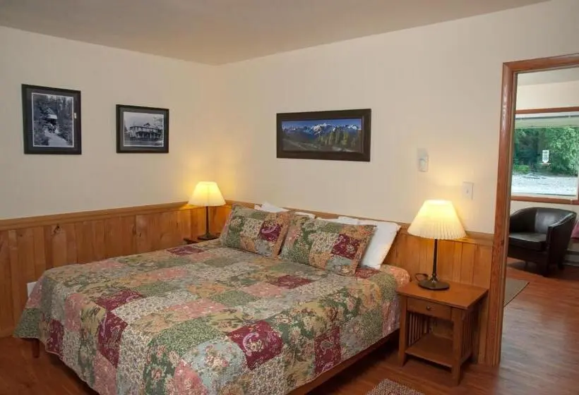 Deluxe Suite King Bed, Quillayute River Resort