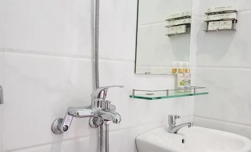 اتاق استاندارد چهارنفره با بالکن, Cao Nguyen Hotel   Gia Lai