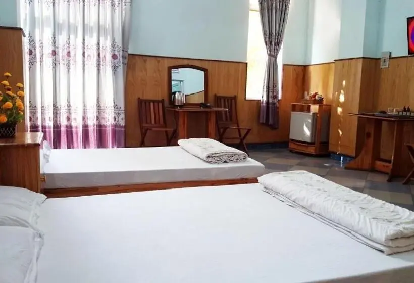 اتاق استاندارد چهارنفره با بالکن, Cao Nguyen Hotel   Gia Lai