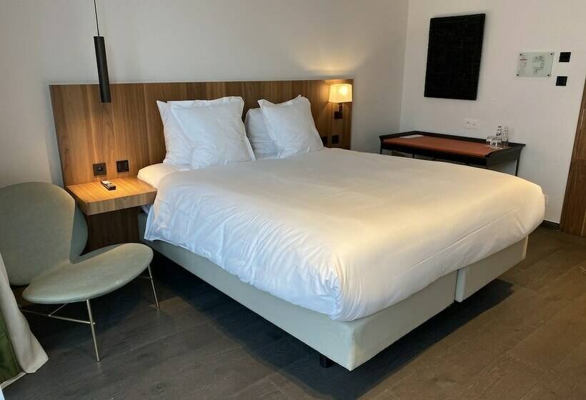 デラックスルーム, The Fourth  Tafelrond