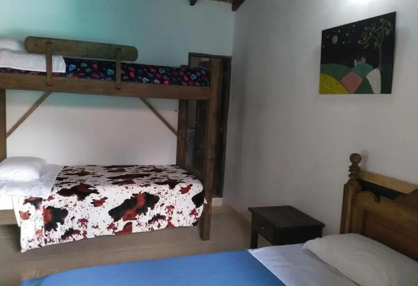 اتاق سوپریور خانوادگی, Sergeant Pepper S Hostel