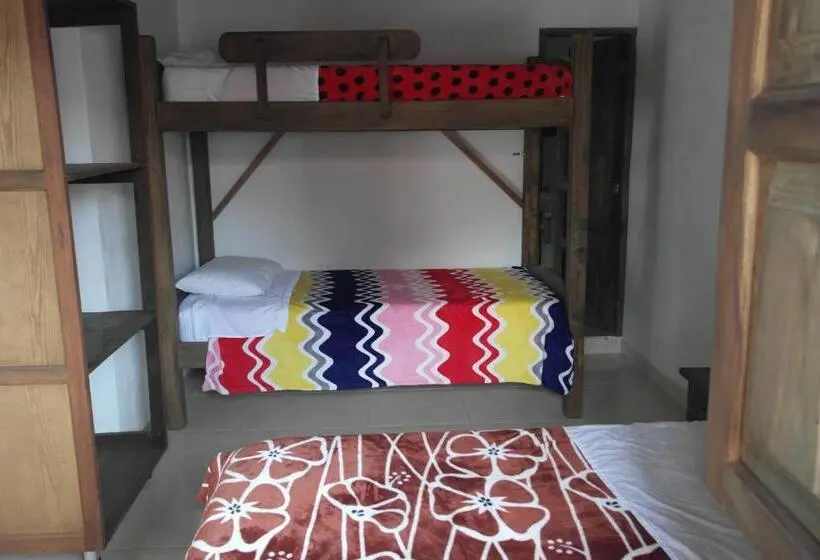 اتاق سوپریور خانوادگی, Sergeant Pepper S Hostel