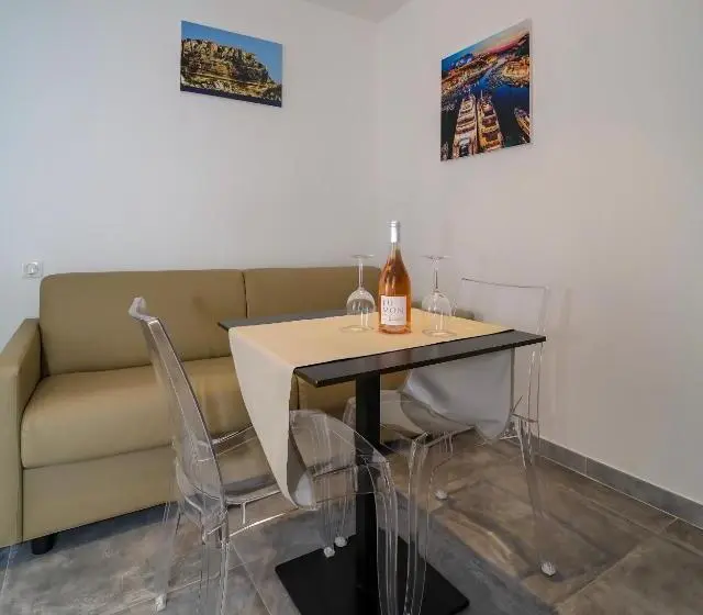 Perhehuone, L'escale