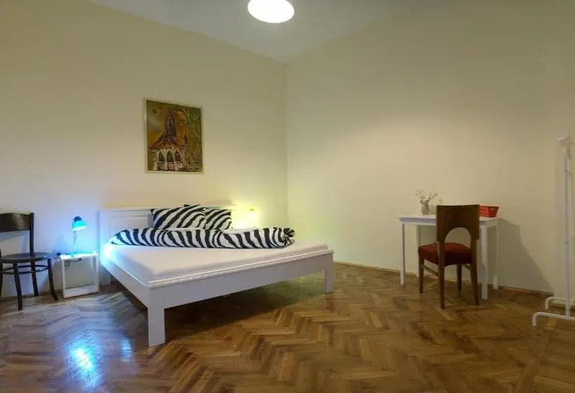 Chambre Standard, Hostel Cornel