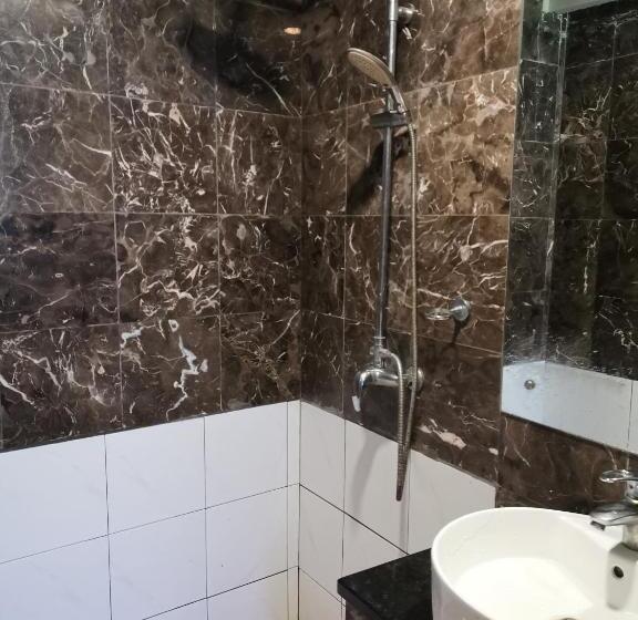 اتاق لوکس با تخت بزرگ, Fratini S Hotel Labuan