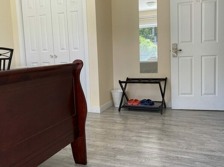 اتاق خانوادگی با سرویس بهداشتی مشترک, Richmond Vancouver Airport Comfy Home