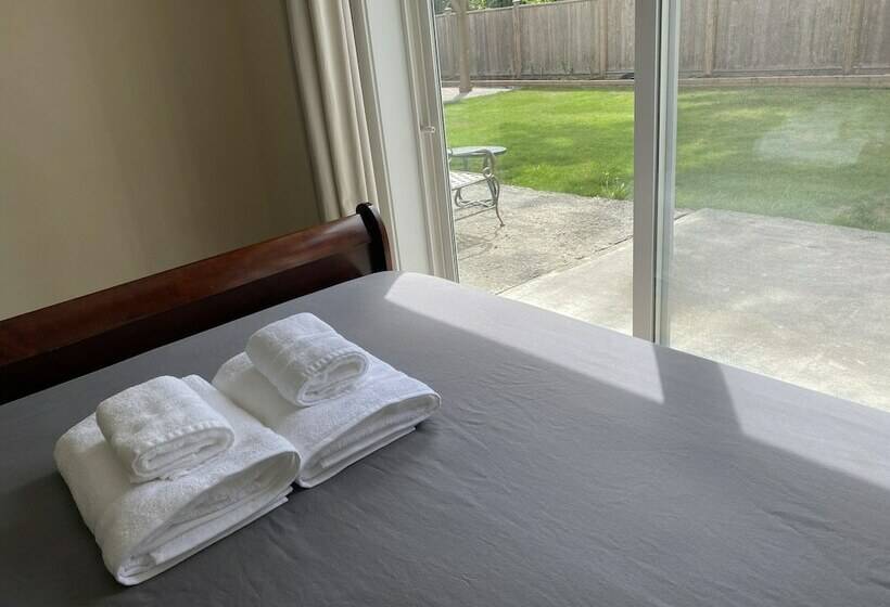 اتاق خانوادگی با سرویس بهداشتی مشترک, Richmond Vancouver Airport Comfy Home