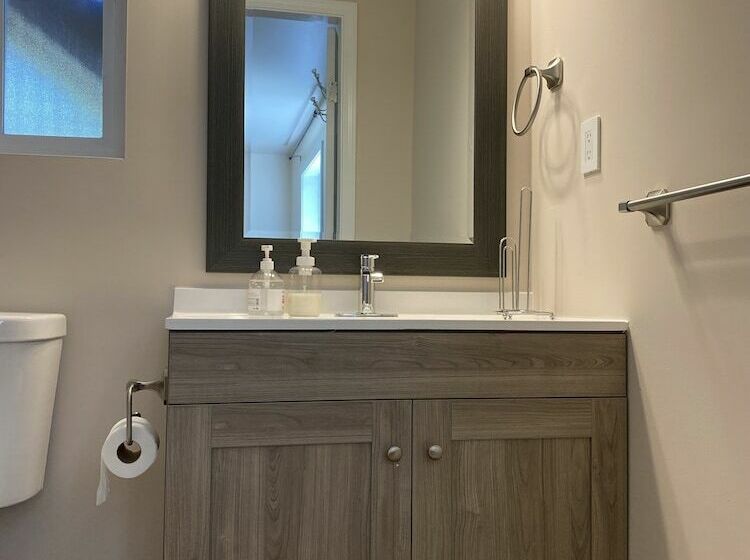 اتاق خانوادگی با سرویس بهداشتی مشترک, Richmond Vancouver Airport Comfy Home