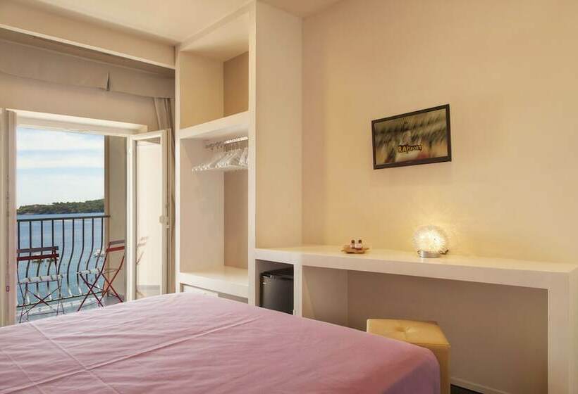 Triple Room Sea View, L'approdo