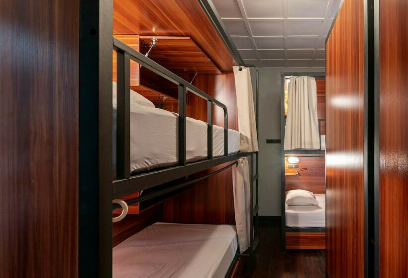 سرير فى غرفة مشتركه, Selina San Jose