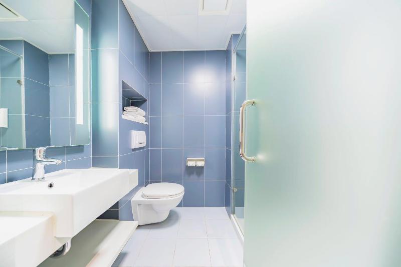 سرير فى غرفة مشتركه, Selina San Jose