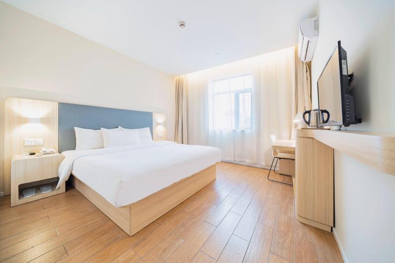 سرير فى غرفة مشتركه, Selina San Jose