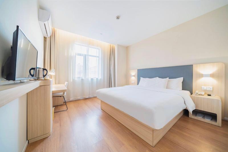 سرير فى غرفة مشتركه, Selina San Jose