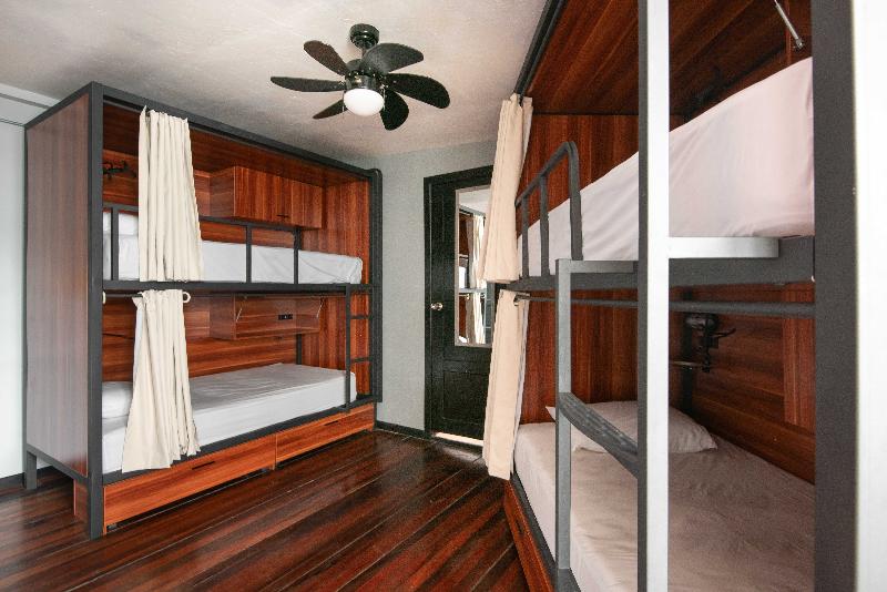 سرير فى غرفة مشتركه, Selina San Jose