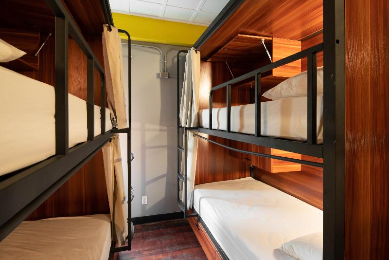 سرير فى غرفة مشتركه, Selina San Jose