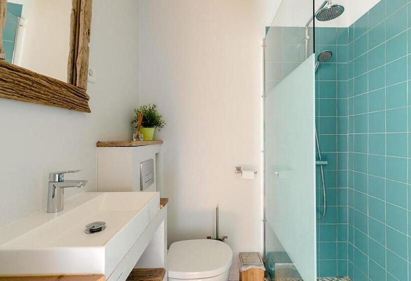 חדר סופריור לשלושה, Board 'n Breakfast