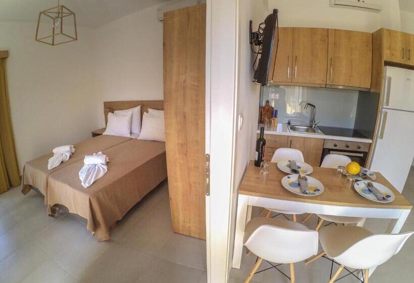 غرفة قياسية رباعية مطلة على البحر, Castell