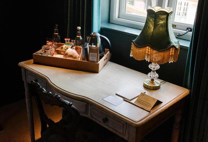 基本间, Le Petit Chateau & William De Percy