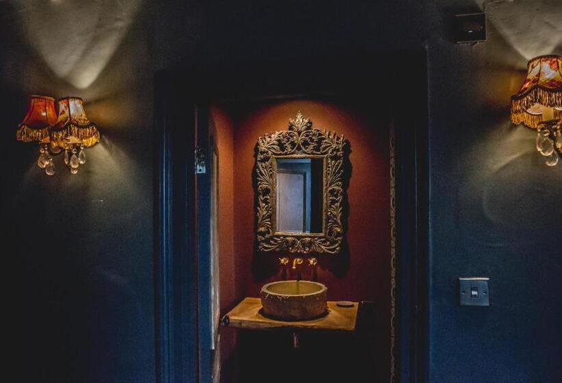 标准间, Le Petit Chateau & William De Percy