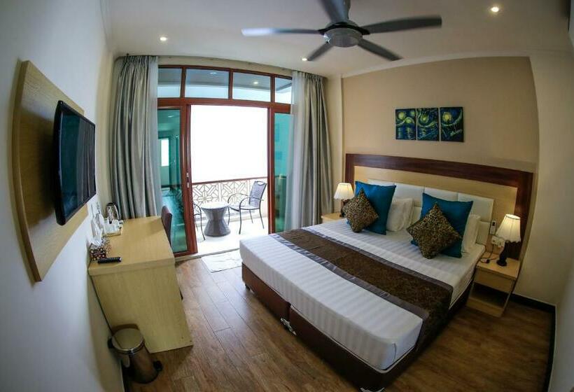 اتاق لوکس با چشم‌انداز استخر, Triton Beach Hotel & Spa