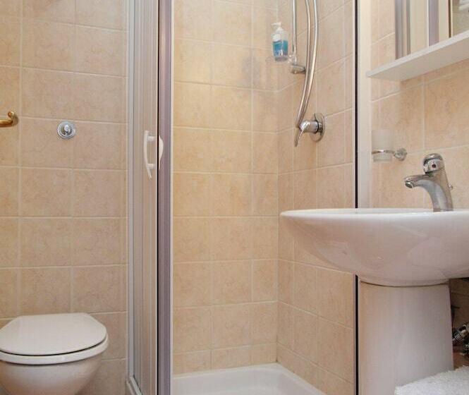 اتاق اکونومی, B&b Napoli Plebiscito