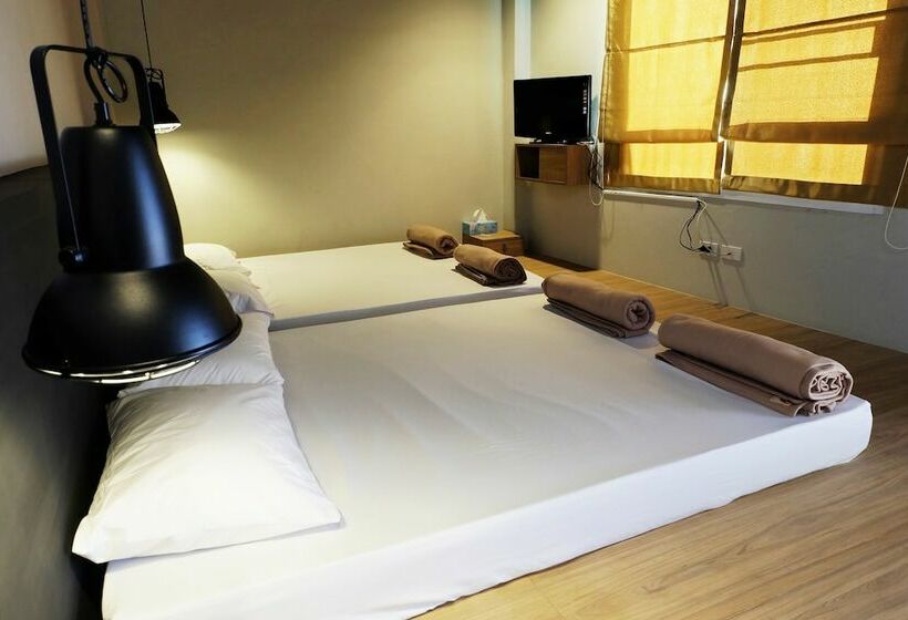 اتاق خانوادگی, Inn Stations Hostel