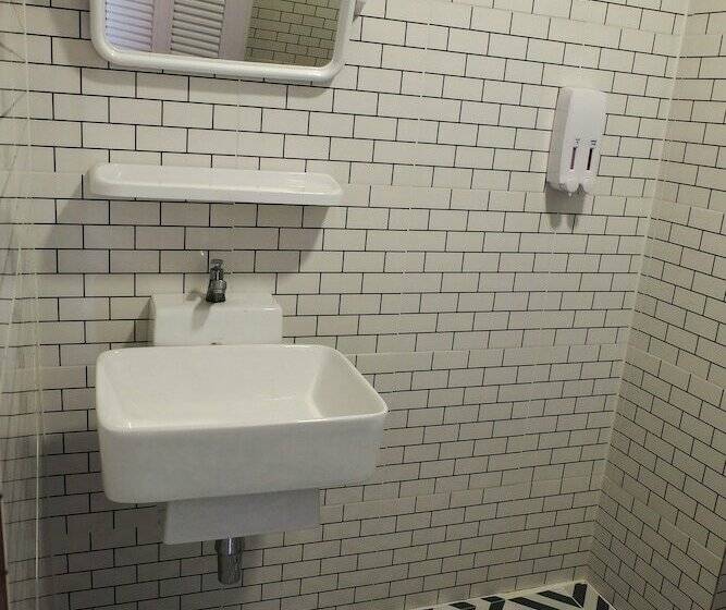 اتاق خانوادگی, Inn Stations Hostel