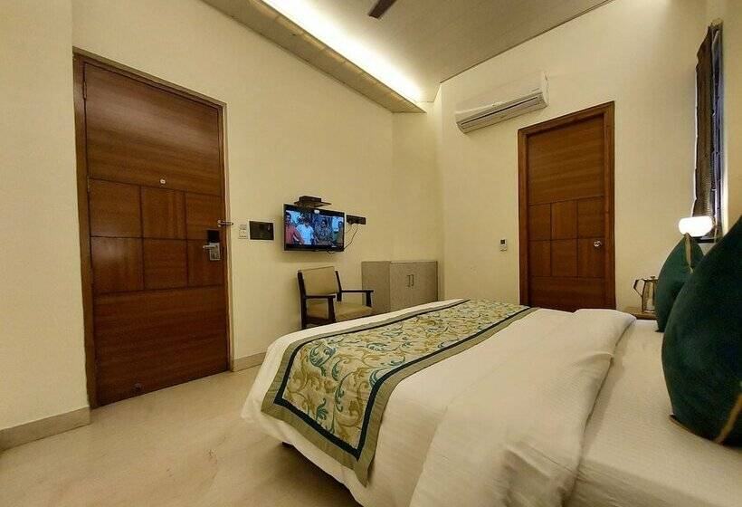 غرفة قياسية, Green Castle