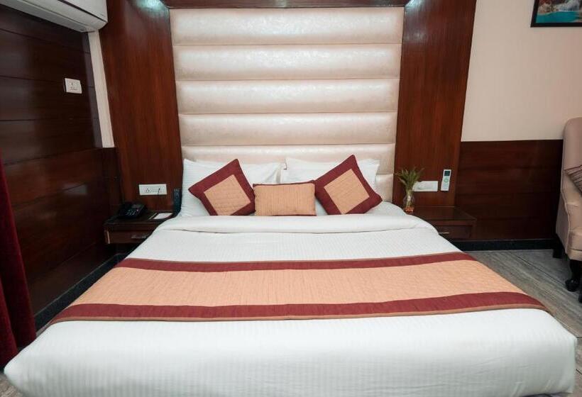 اتاق پرمیوم, The Fern Residency Katra