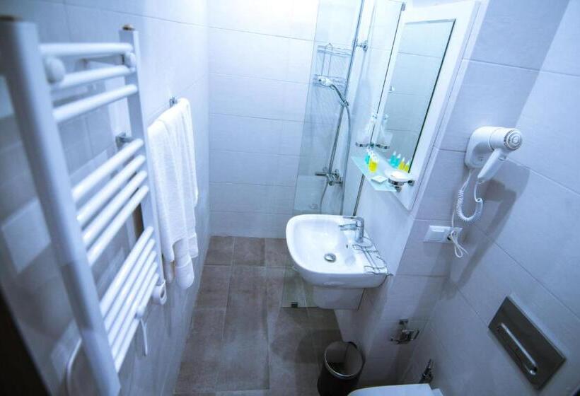 اتاق خانوادگی با چشمانداز دریا, Sky Inn Batumi