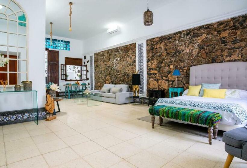 豪华套房, El Charco Suites