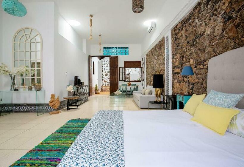 豪华套房, El Charco Suites